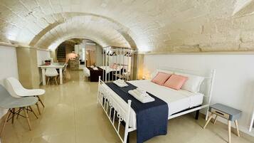 Camera quadrupla | Minibar, una cassaforte in camera, Wi-Fi gratuito, lenzuola