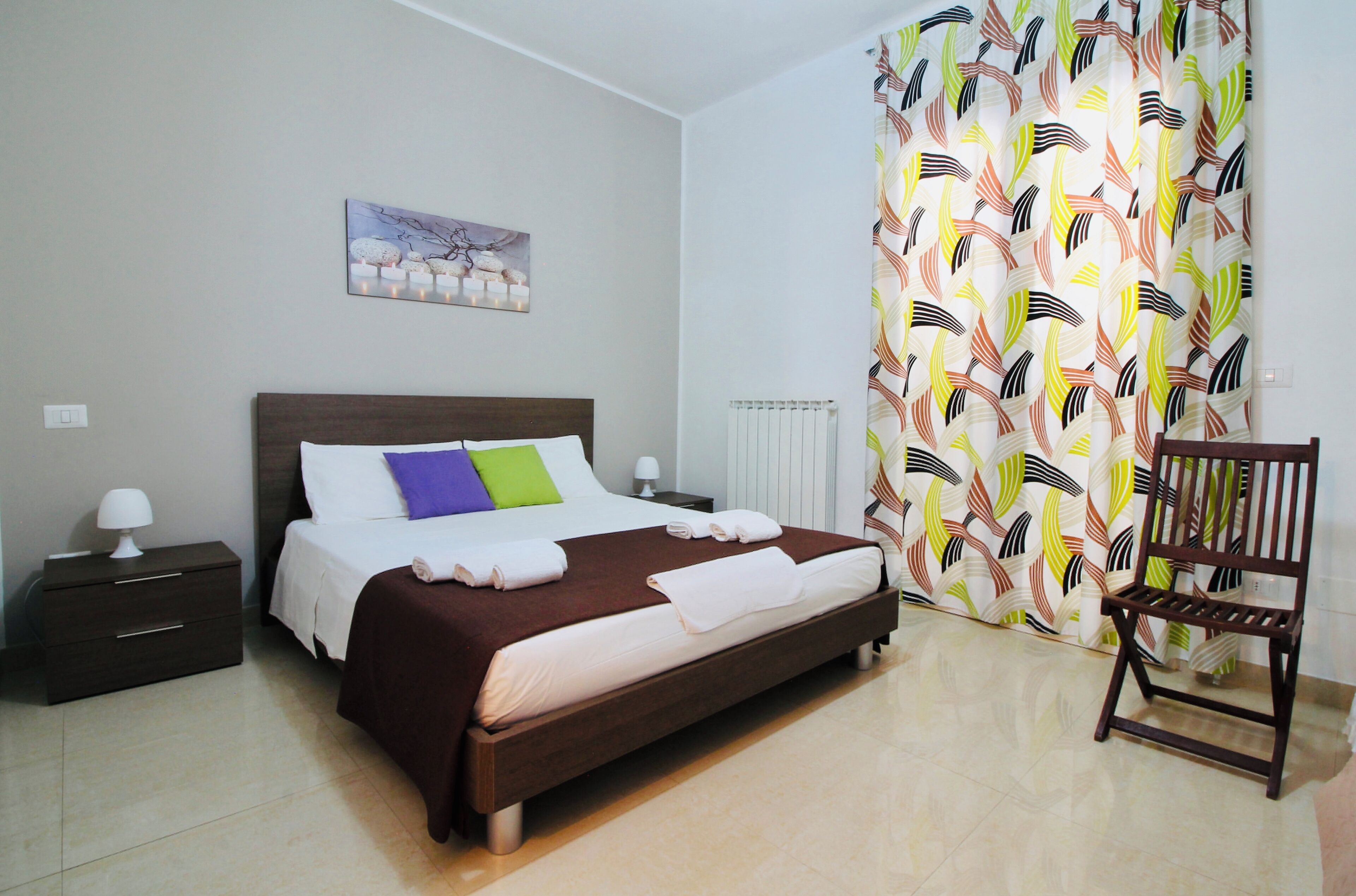 Minibar, coffre-fort, accès au Wi-Fi (inclus), literie fournie