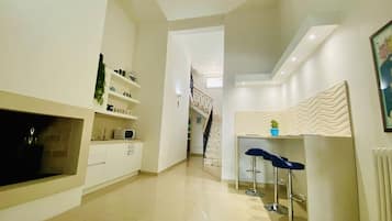 Mini-frigorifero, microonde (su richiesta), piano cottura