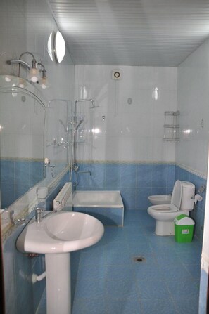 Dormitori compartit, dormitori mixt, zona enjardinada (6 beds) | Bany | Articles de tocador gratuïts i barnussos 