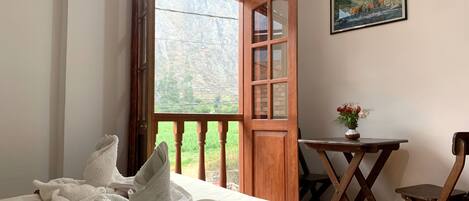 Doppia panoramica, 1 letto matrimoniale, vista montagna | Una scrivania, postazione laptop, tende oscuranti, Wi-Fi gratuito