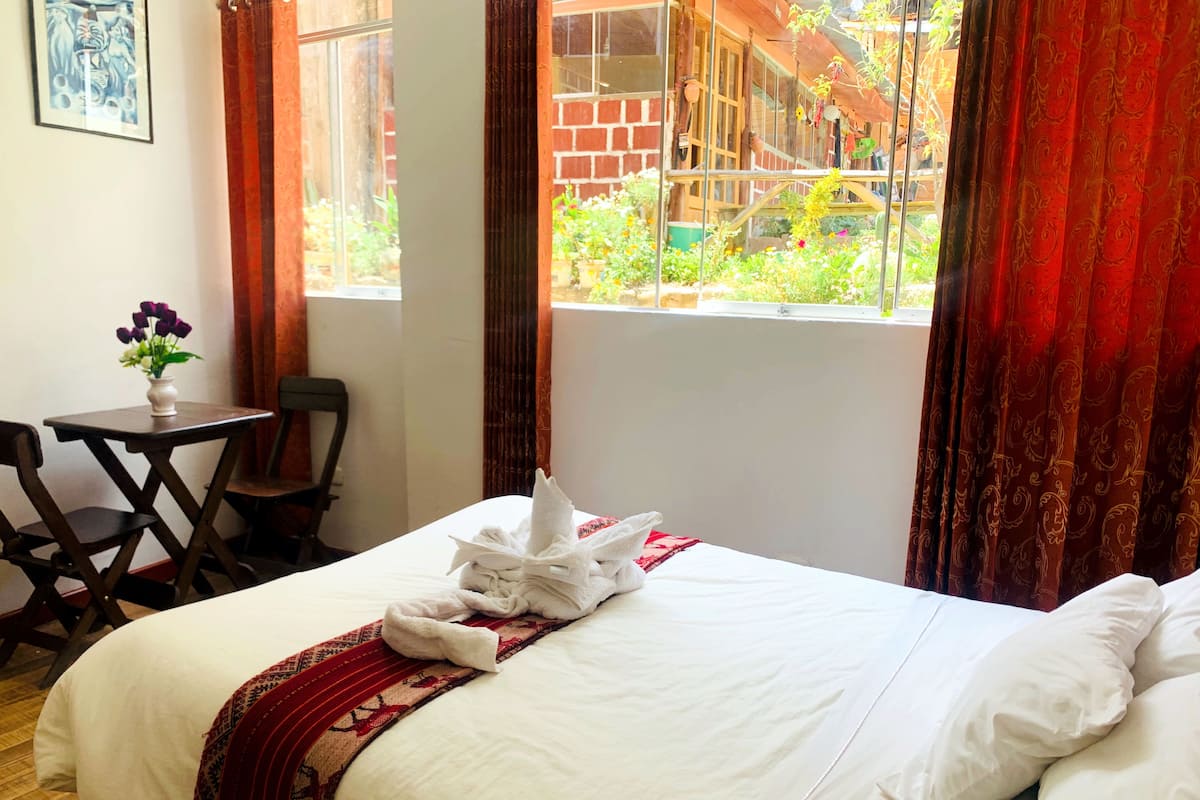 Habitación doble panorámica, 1 cama matrimonial, vista al valle, junto a la montaña | Escritorio, espacio para trabajar con laptop y cortinas blackout