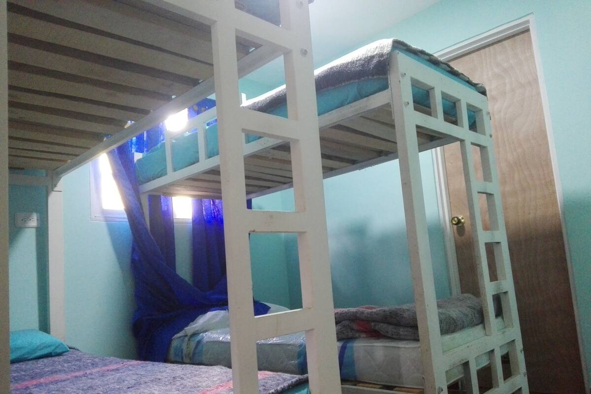 Habitación cuádruple estándar, varias camas, con acceso para personas discapacitadas | 6 habitaciones, ropa de cama de alta calidad y muebles diferentes