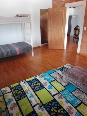 6 slaapkamers, luxe beddengoed, individueel gemeubileerd, een bureau