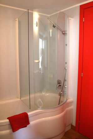 Dúplex, 2 habitaciones | Regadera en el baño