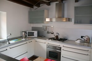 Maisonette, 2 Schlafzimmer | Eigene Kochnische | Großer Kühlschrank, Mikrowelle, Ofen, Herdplatte