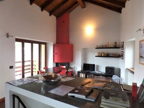 Maisonette, 2 Schlafzimmer | Wohnbereich | Flachbildfernseher, Kamin