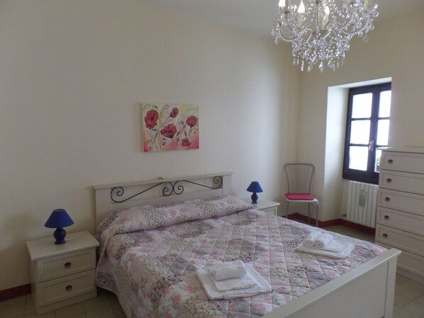 1 غرفة نوم وخزنة داخل الغرفة ومكتب ومساحة عمل للكمبيوتر المحمول