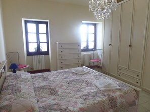 1 غرفة نوم وخزنة داخل الغرفة ومكتب ومساحة عمل للكمبيوتر المحمول