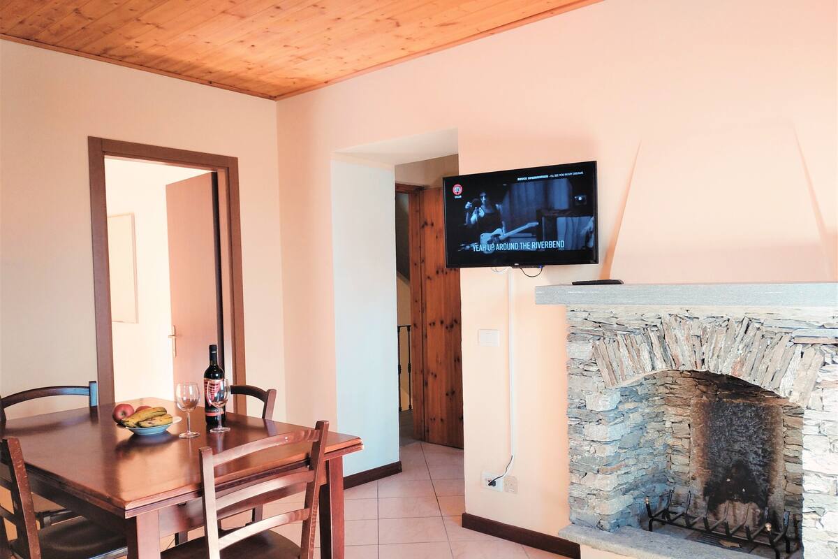 Apartment (Trarego Haus) | Wohnzimmer | 36-Zoll-Flachbildfernseher mit Kabelempfang, Fernseher