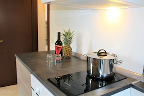 Apartment | Eigene Küche | Großer Kühlschrank, Ofen, Herdplatte, Espressomaschine