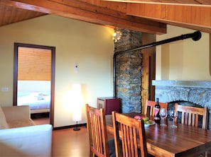 Apartment | Wohnbereich | 36-Zoll-Flachbildfernseher mit Kabelempfang, Fernseher