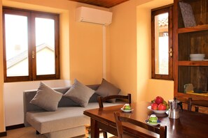 Apartment (Trarego Haus) | Wohnbereich | 36-Zoll-Flachbildfernseher mit Kabelempfang, Fernseher