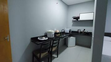 Habitación familiar, varias camas | Cocina privada | Microondas, arrocera y utensilios de cocina