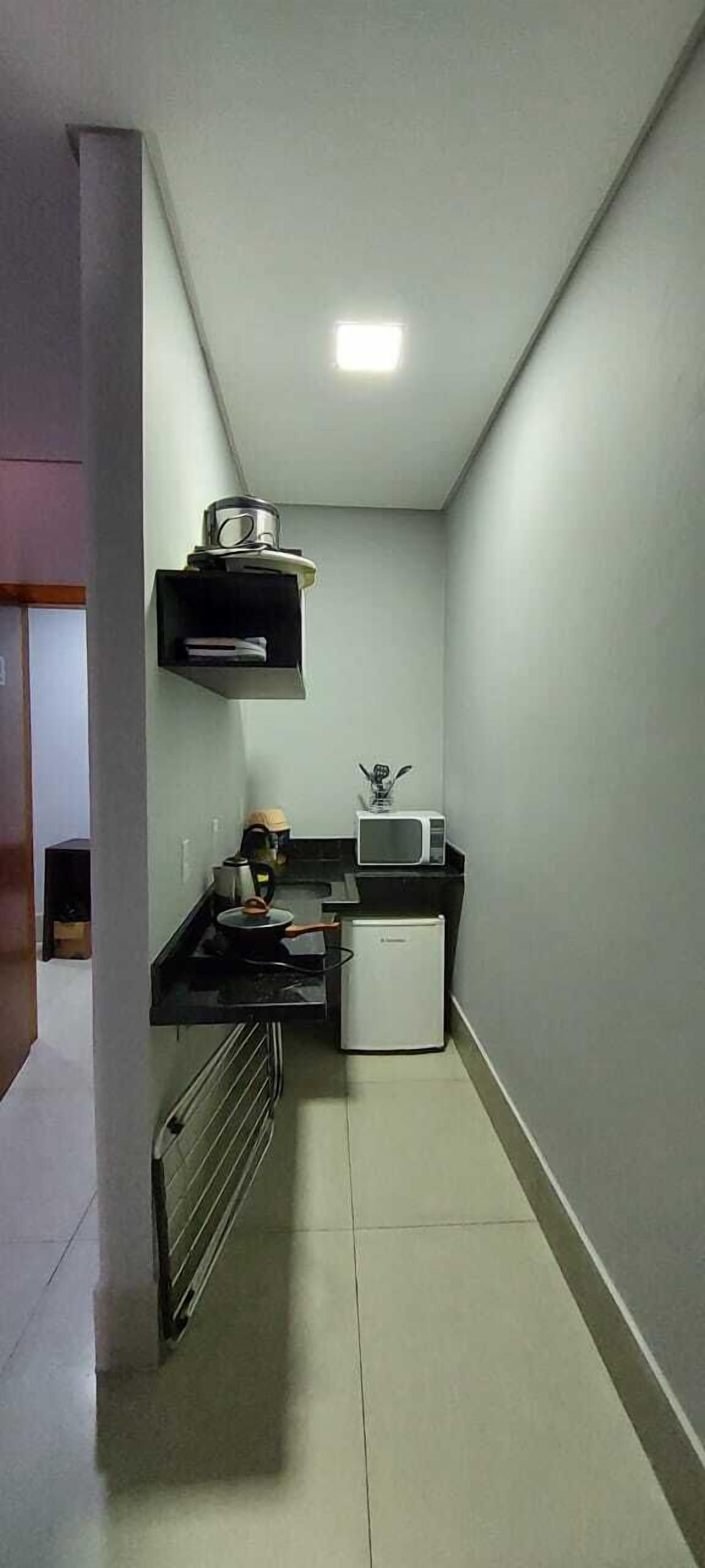 Lò vi sóng, nồi cơm, dụng cụ nấu nướng/bát dĩa/dao nĩa 