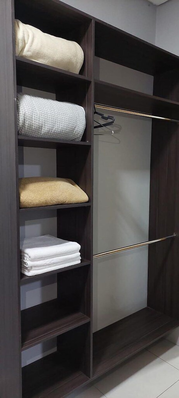 Escrivaninha, cortinas blackout, Wi-Fi de cortesia