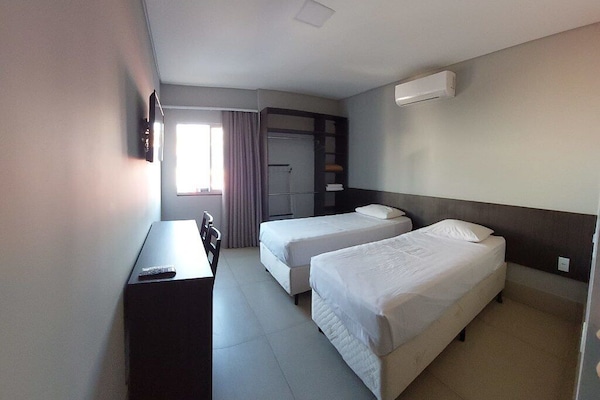 Quarto duplo standard, 2 camas de solteiro | Escrivaninha, cortinas blackout, Wi-Fi de cortesia