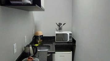 Microondas, arrocera y utensilios de cocina