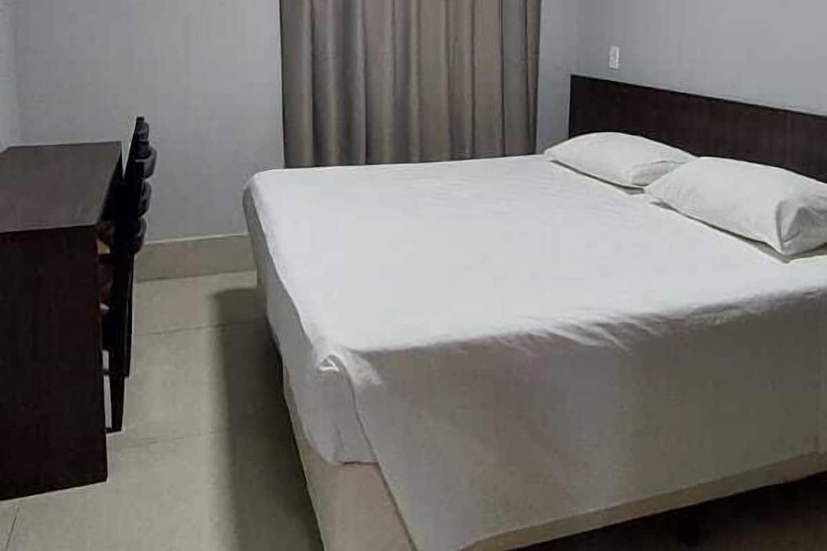 Standard-Doppelzimmer, 1 Doppelbett | Schreibtisch, Verdunkelungsvorhänge, kostenloses WLAN, Bettwäsche