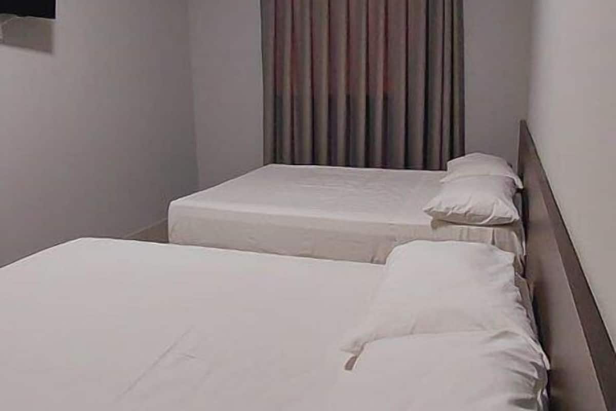 Standard-Vierbettzimmer | Schreibtisch, Verdunkelungsvorhänge, kostenloses WLAN, Bettwäsche