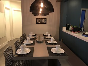 In-room dining - Apartamento Edifício Dona Anna (Balneário Camboriú)