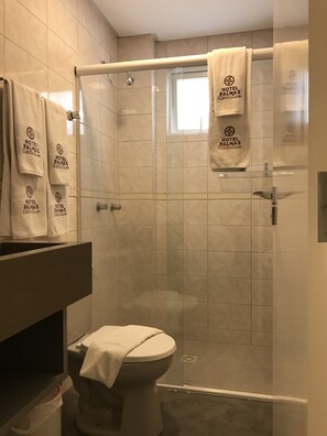 Regadera, amenidades de baño gratuitas, toallas 