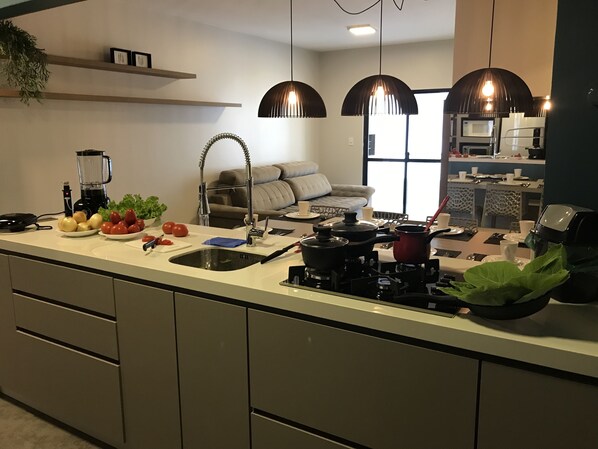 Réfrigérateur, micro-ondes (sur demande), four