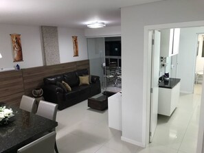 Apartment, 3 Schlafzimmer | Essbereich im Zimmer