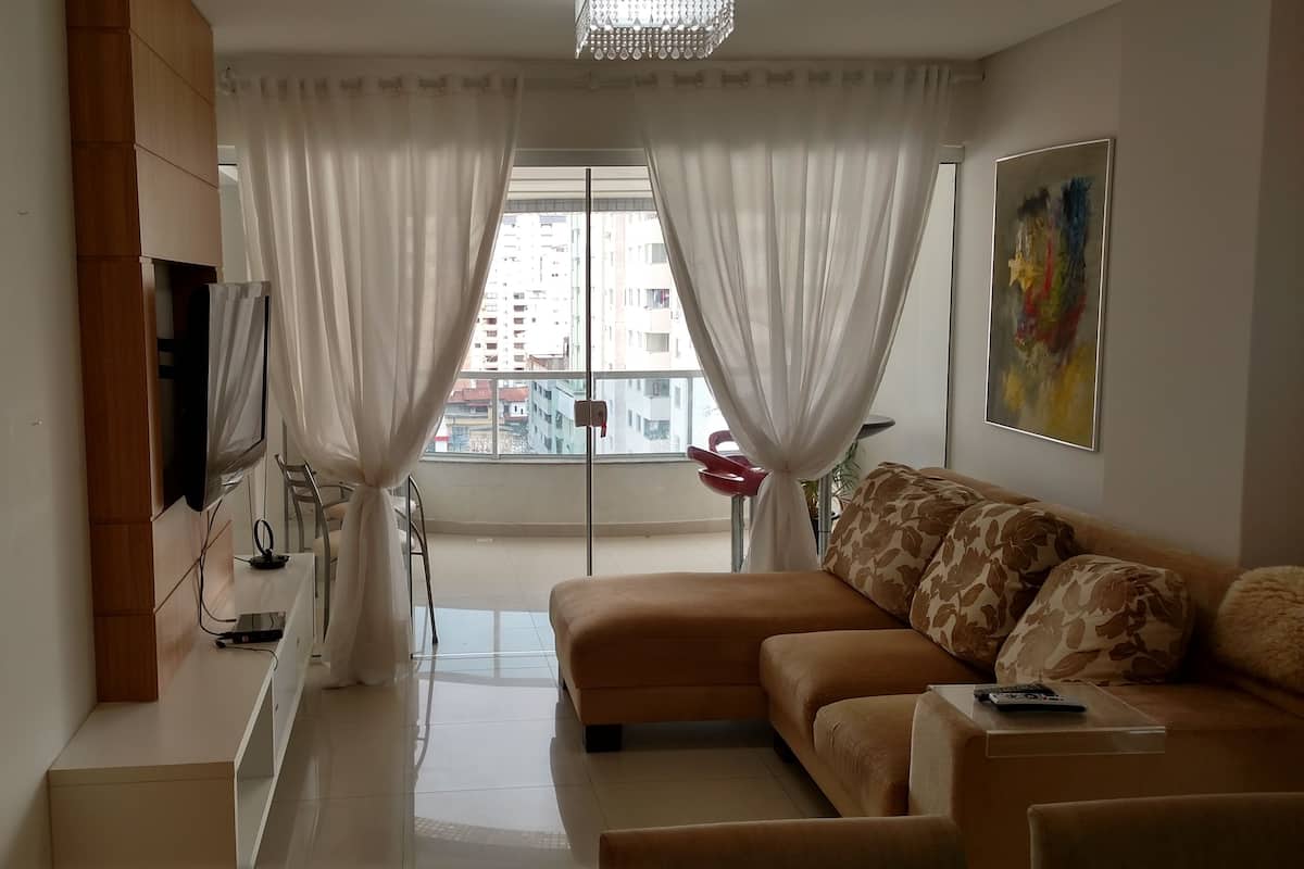 Departamento, 2 habitaciones | Sala de estar | Smart TV de 32 pulgadas con canales digitales, televisión y Netflix