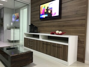 Appartement, 3 chambres | Salle de séjour | TV connectée de 32 pouces avec chaînes numériques, télévision, Netflix