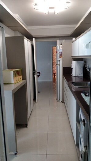Apartamento, 2 quartos | Cozinha privada | Geladeira grande, micro-ondas (mediante solicitação), fogão, cooktop