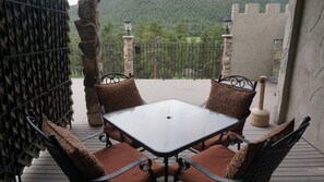 Suite – signature, 1 kingsize-seng, massasjebadekar, fjellutsikt | Balkong