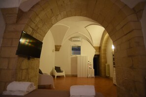 Deluxe Suite, 2 Bedrooms (Basement)