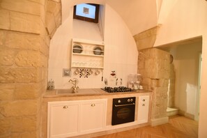 Deluxe Suite, 2 Bedrooms (Basement) | Private kitchen