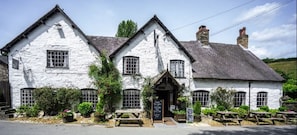 Front of property - The West Arms (Llangollen)