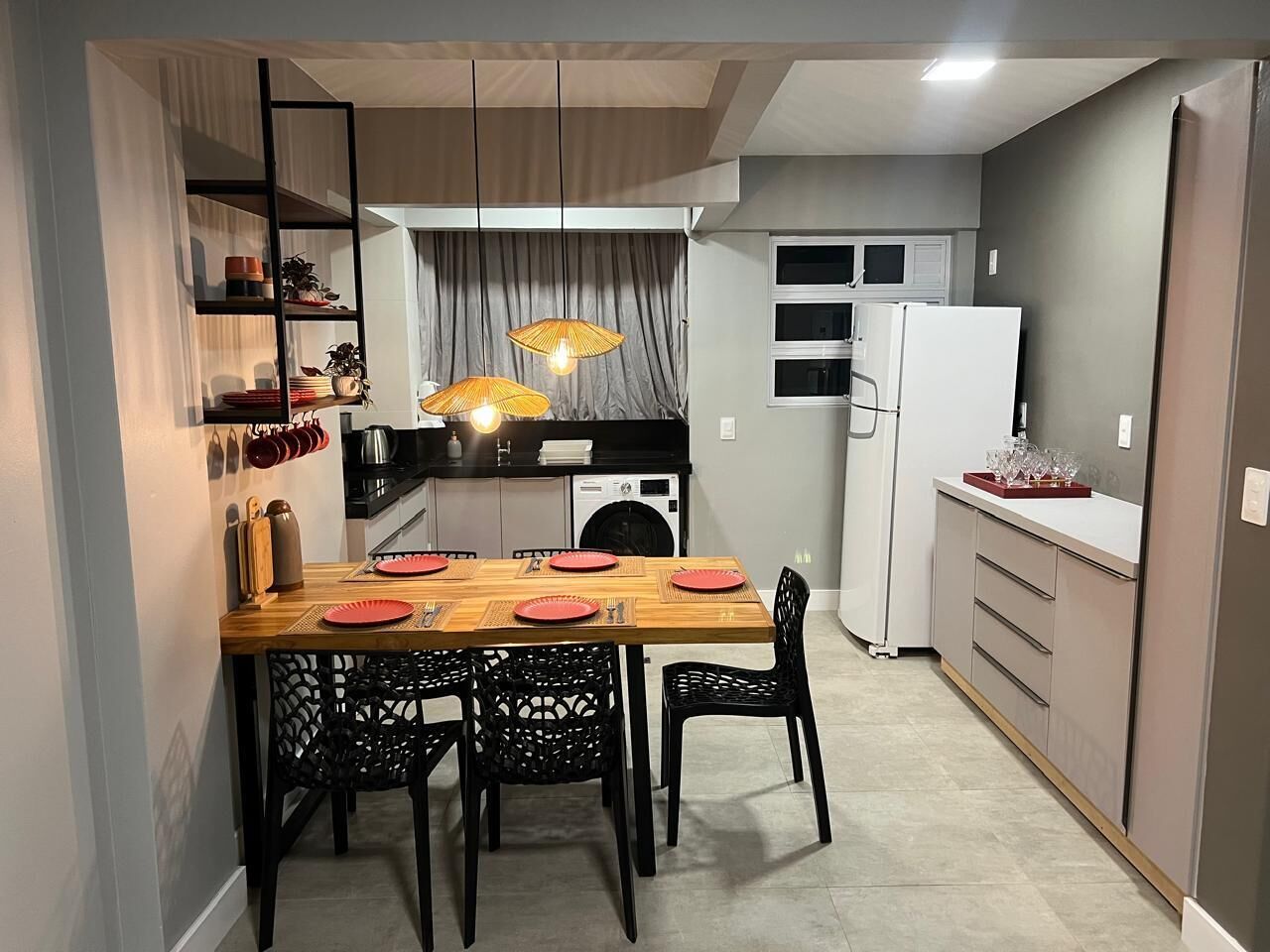 Lägenhet City | Sängtillbehör av högsta kvalitet, skrivbord och strykjärn/strykbräda