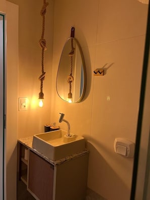 Apartamento urbano | Banheiro | Chuveiro, secador de cabelo, toalhas de banho, sabonete
