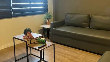 Appartement | Woonruimte | Een 32-inch flatscreentelevisie met digitale zenders en een smart-tv