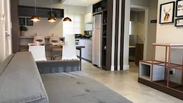 Apartemen Kota, 2 kamar tidur | Area keluarga | Televisi layar datar 32-inci dengan saluran TV digital dan Smart TV