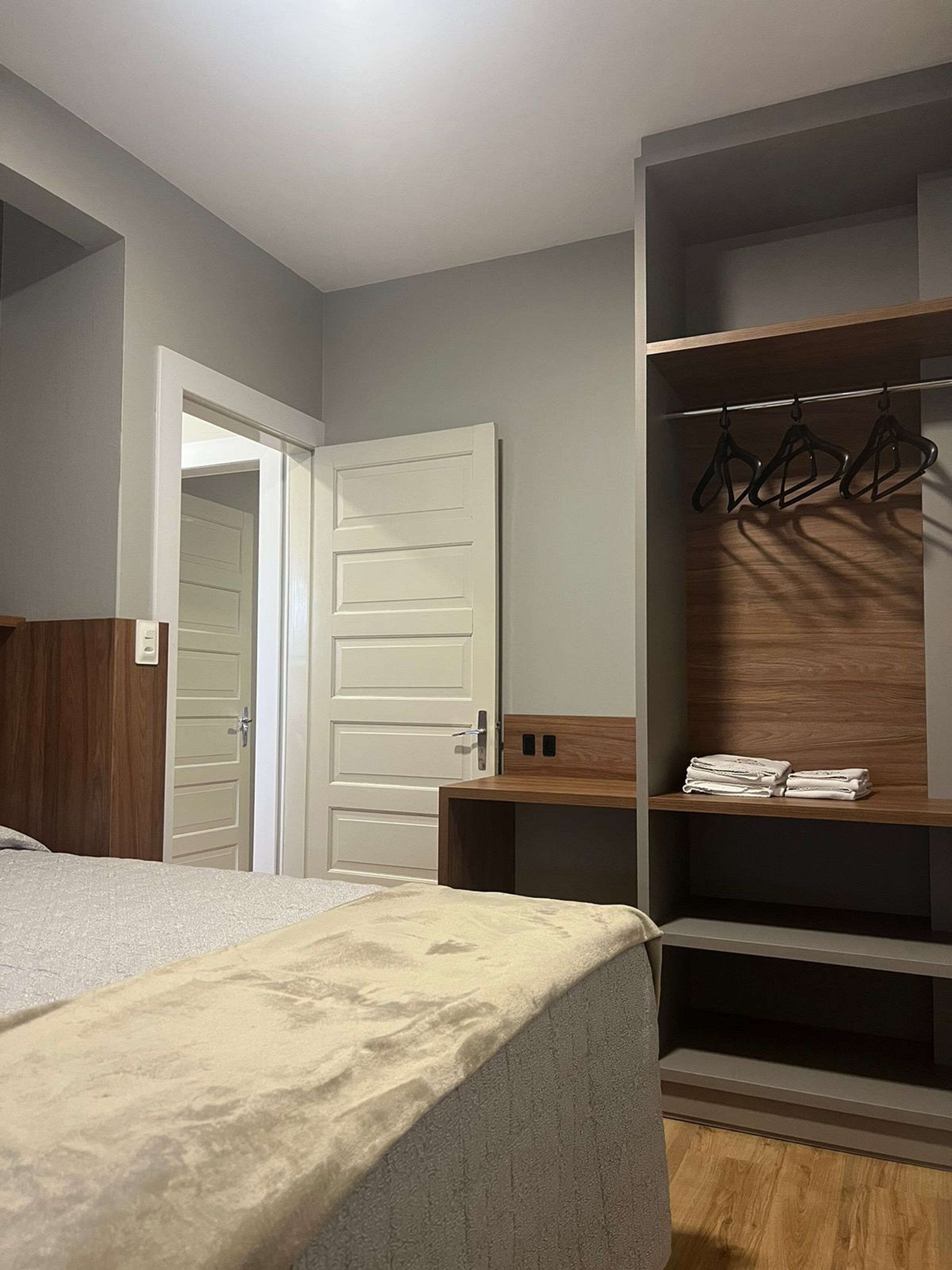 Căn hộ cơ bản | Bộ đồ giường cao cấp, bàn, bàn ủi/dụng cụ ủi quần áo 