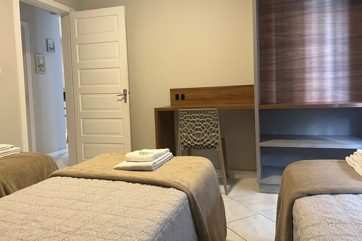 Apartamento urbano, 2 quartos | 1 quarto, roupas de cama premium, escrivaninha
