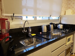 LÀgenhet | Eget kök | KylskÄp, mikrovÄgsugn, spishÀll och vattenkokare