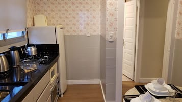 Appartement | Privékeuken | Een koelkast, een magnetron, een kookplaat, een waterkoker