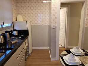Apartament | Cuina privada | Frigorífic, microones, placa de cuina i bullidora elèctrica