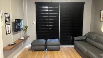 Apartemen Basic | Area keluarga | Televisi layar datar 32-inci dengan saluran TV digital dan Smart TV