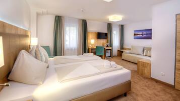 Minibar, Zimmersafe, Schreibtisch, Verdunkelungsvorhänge