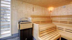 Una sauna con bancos de madera y un calentador.