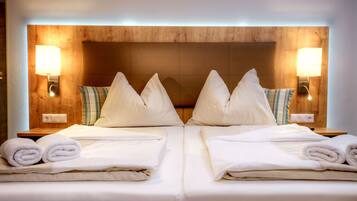 Minibar, Zimmersafe, Schreibtisch, Verdunkelungsvorhänge