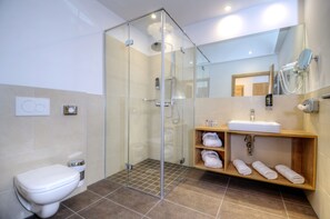 Regadera, amenidades de baño gratuitas, secadora de cabello, batas