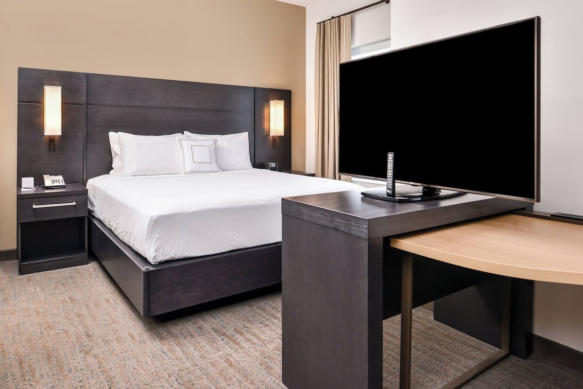 1 Schlafzimmer, Schreibtisch, Bügeleisen/Bügelbrett